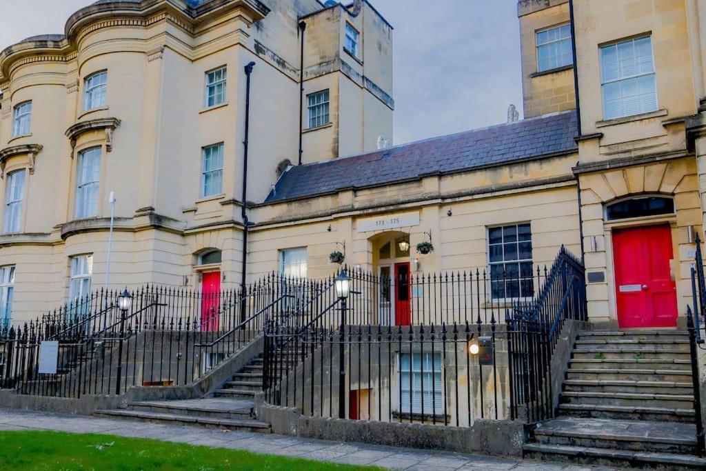 Apartment Flat, Free Parking, Ideal For Contractors