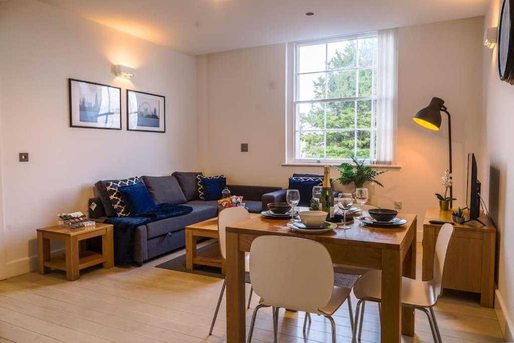 Flat, Free Parking, Ideal For Contractors Apartment *
