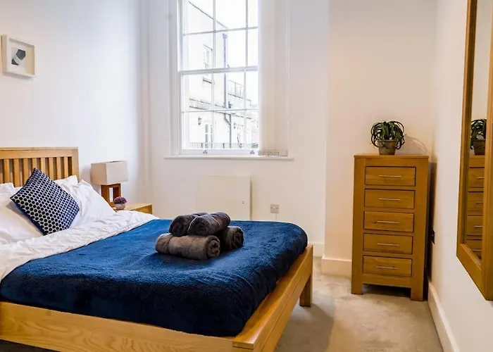 Central Flat, Free Parking, Ideal For Contractors