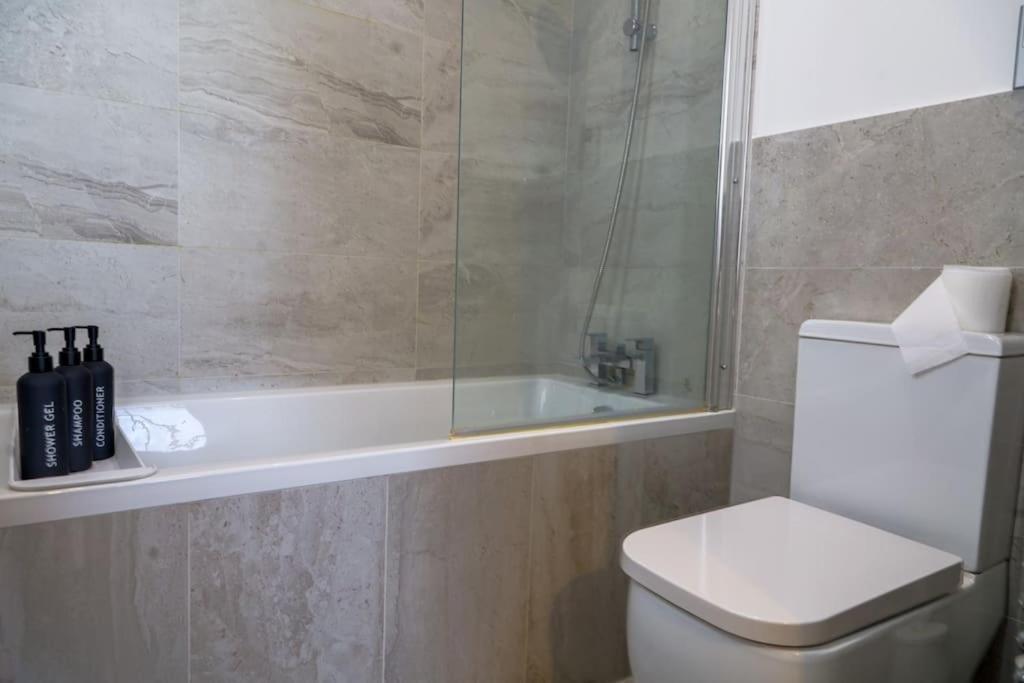 Apartment Flat, Free Parking, Ideal For Contractors *